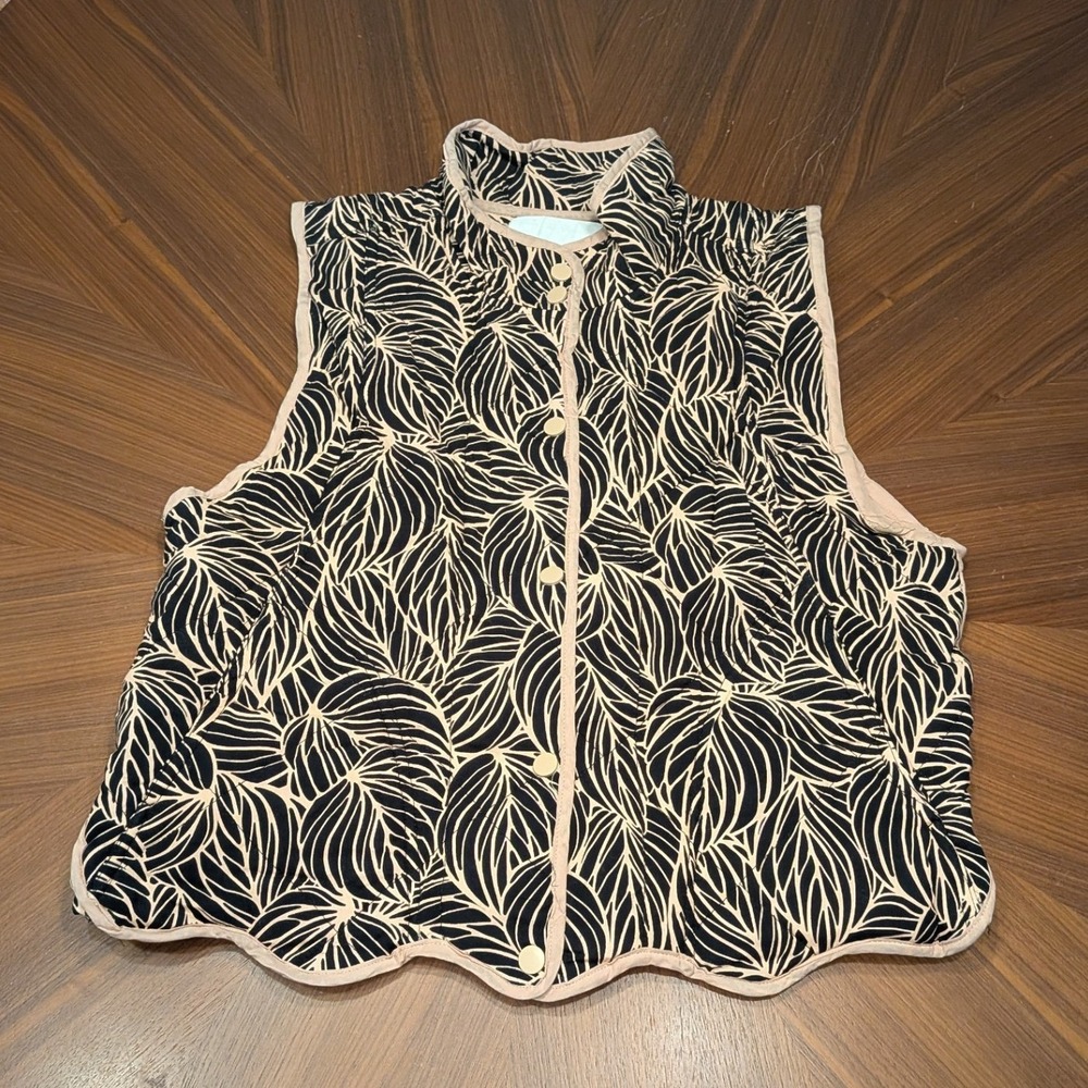 &merci Quilted Vest Women Small Black Tan Leaf Print Excellent Scalloped Hem